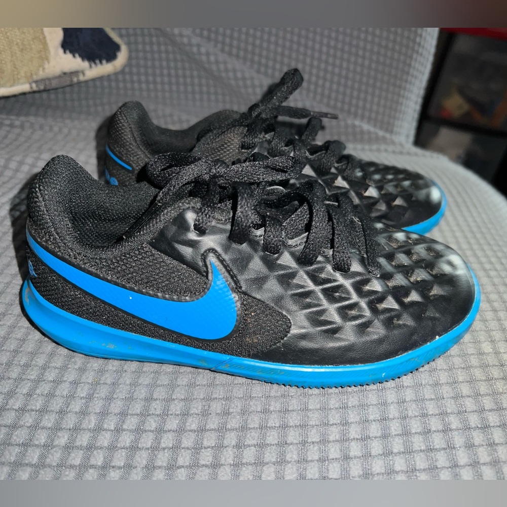 NIKE KIDS BLACK & BLUE TIEMPO INDOOR SOCCER SHOES AT5882-004 TODDLER SIZE 11C